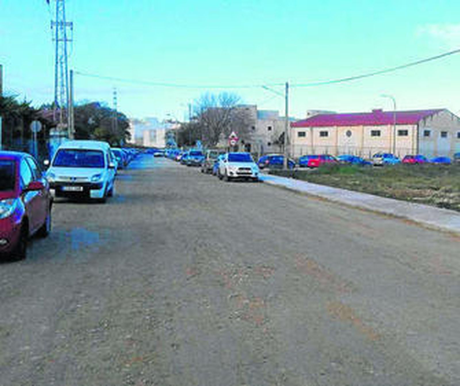 Vista de una de las nuevas aceras en la parte de atrás del instituto.