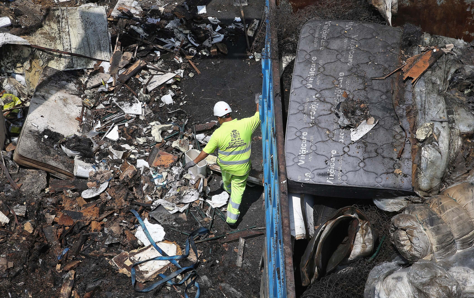 Fotos de la retirada de la carga del camión incendiado en el acceso norte de Algeciras