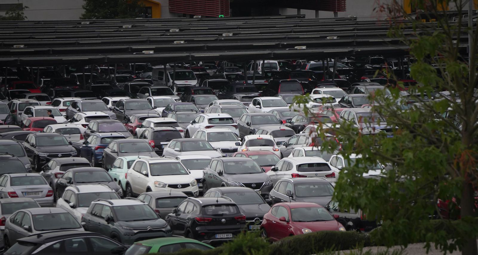 Imágenes de la gran afluencia de vehículos a los centros comerciales en Jerez