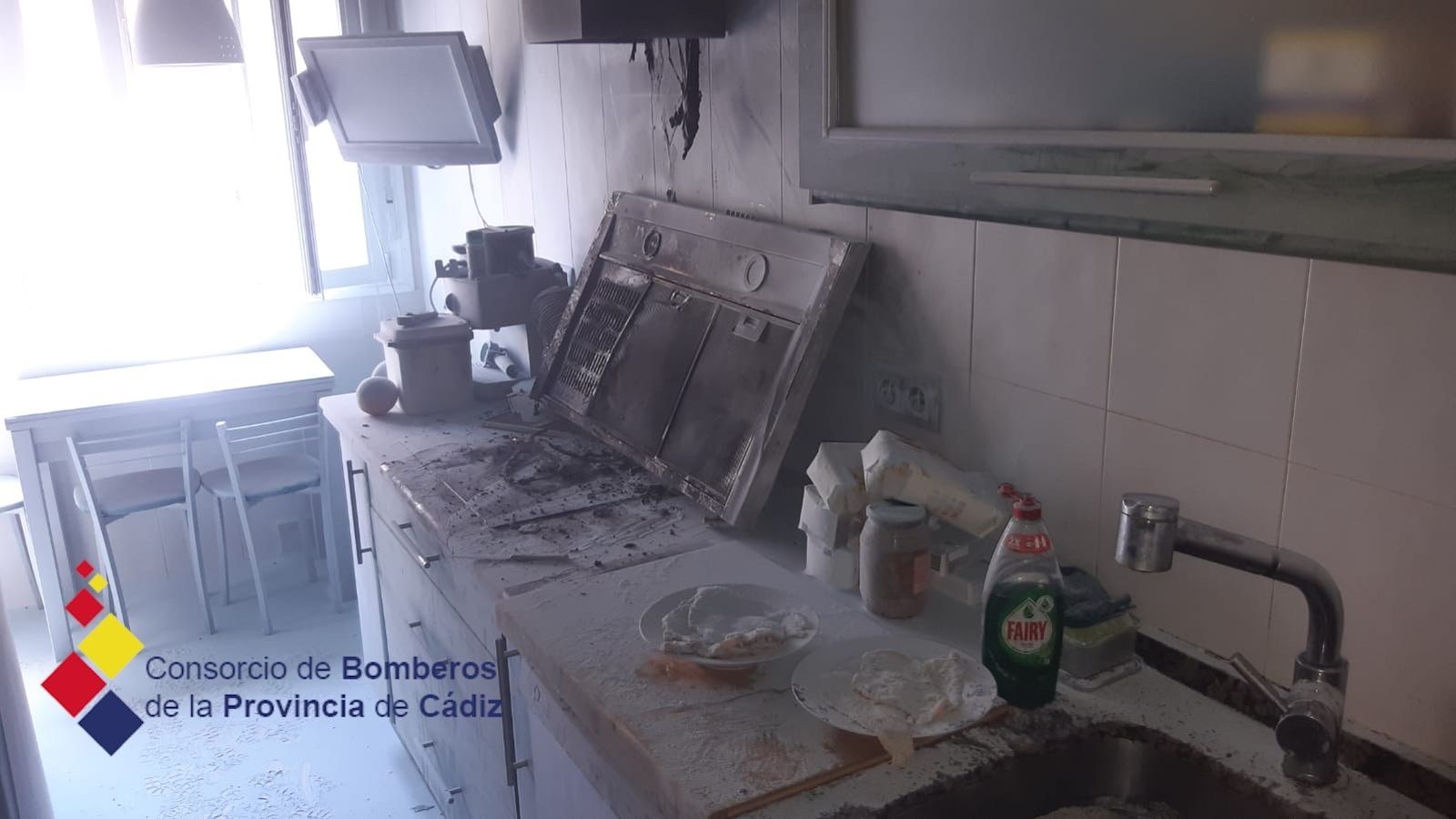 Estado en el que quedó la cocina de la vivienda afectada por el fuego.