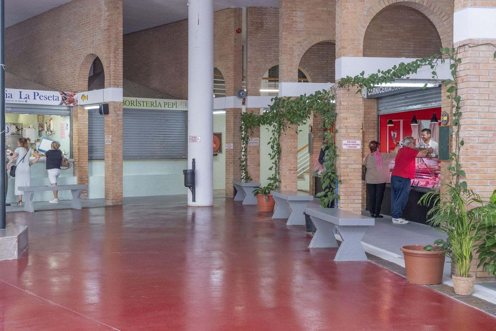 Fotos de los comercios en el mercado Diego Ponce en San Roque