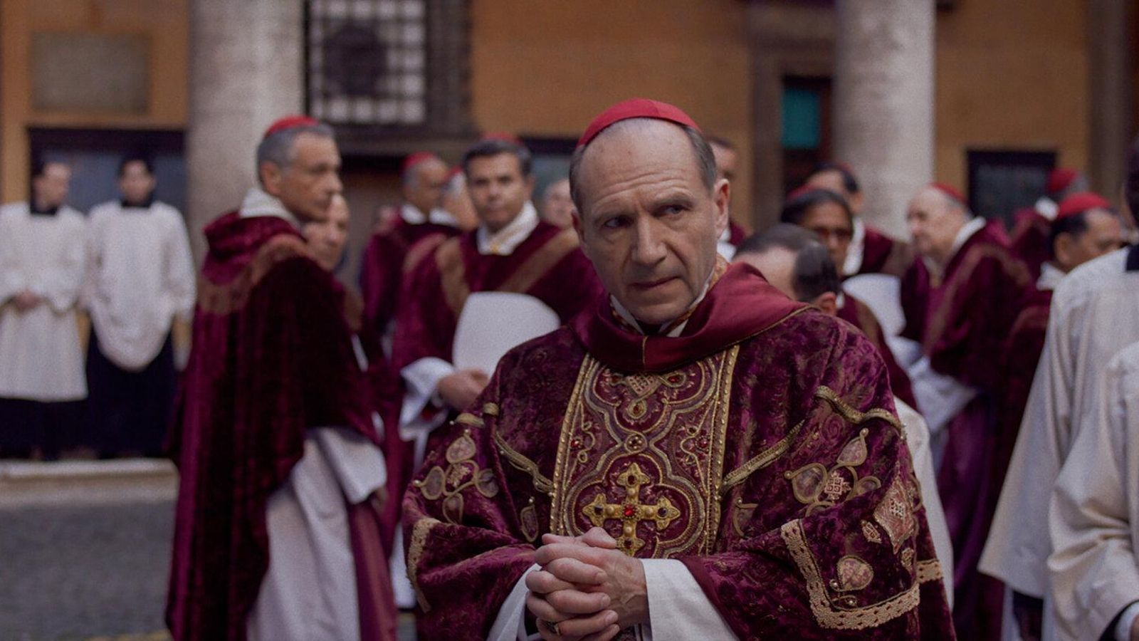Ralph Fiennes, enredado en las intrigas del Vaticano en 'Cónclave'. Ralph Fiennes, enredado en las intrigas del Vaticano en 'Cónclave'.