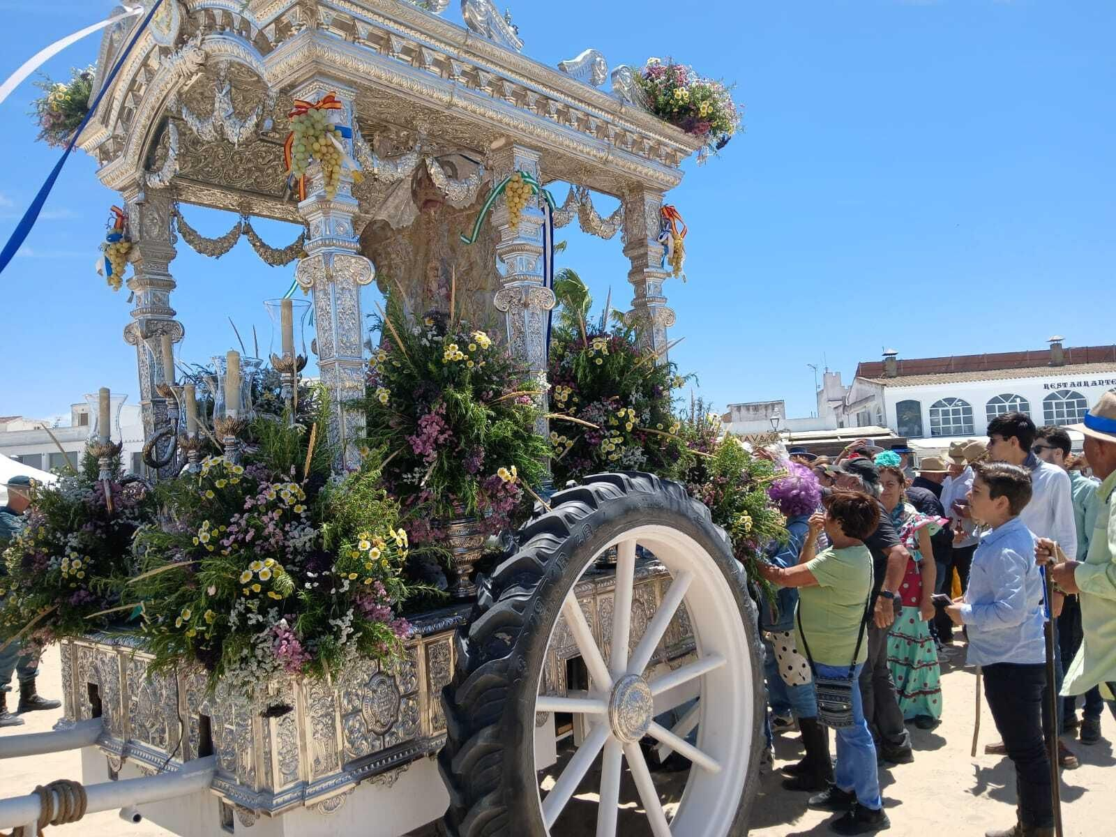 Rocío 2024: Imágenes del Primer día de embarque de romeros en Bajo de Guía en Sanlúcar