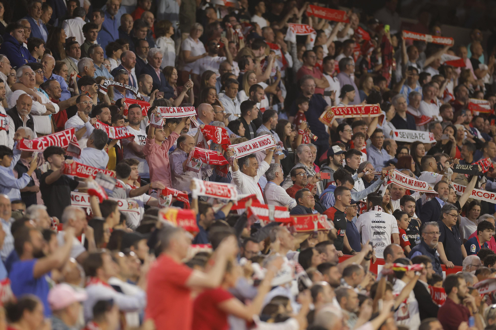 Búscate en las fotos del Sevilla-Celta