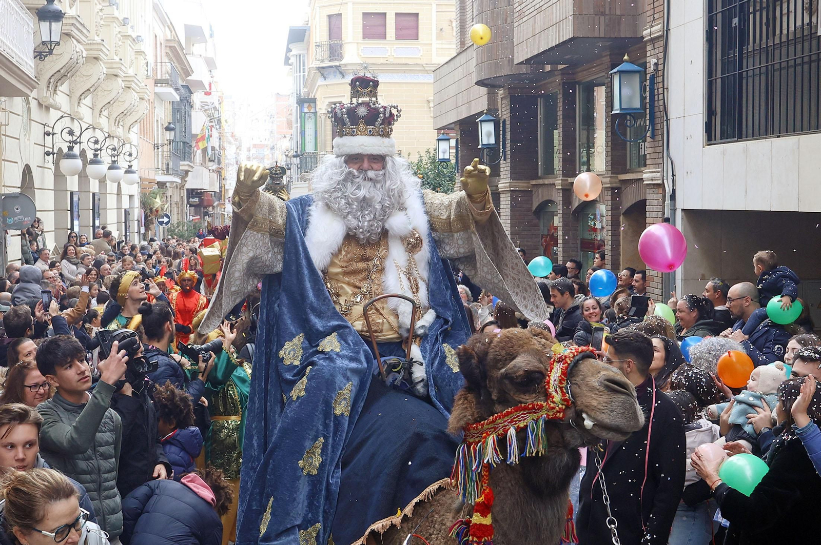 Imágenes del recorrido en camello de los Reyes Magos acompañados de la Estrella de la Ilusión y del Heraldo Real