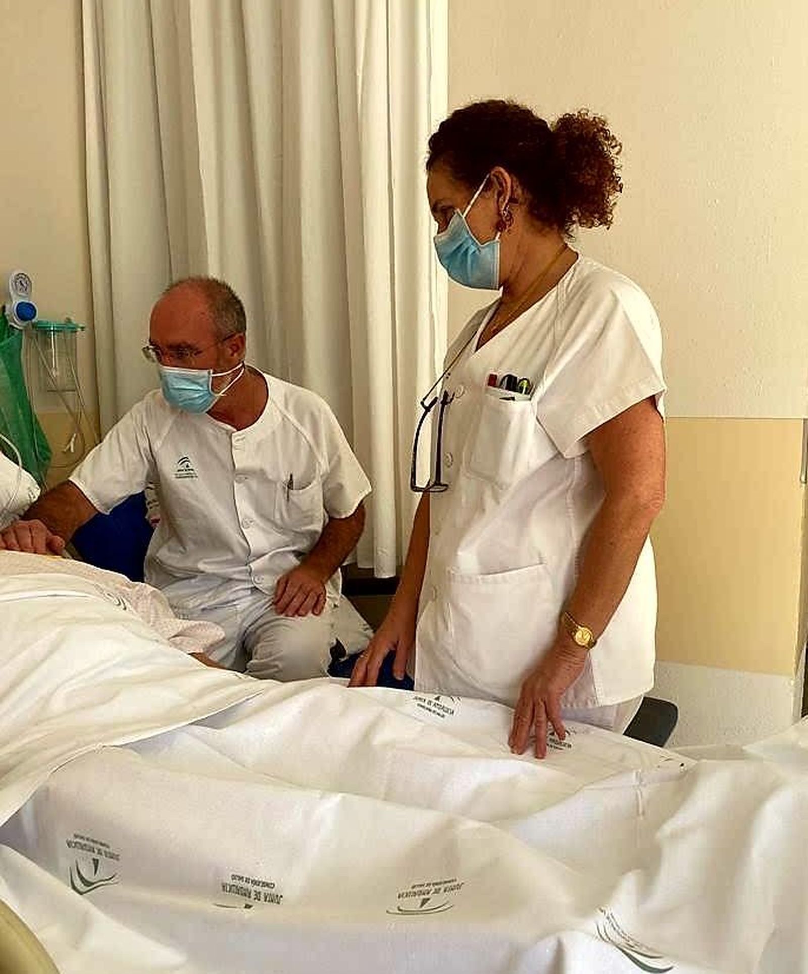El doctor José Luis López-Fe y la enfermera Ángela Atalaya, en habitación de una de las alas de hospitalización.