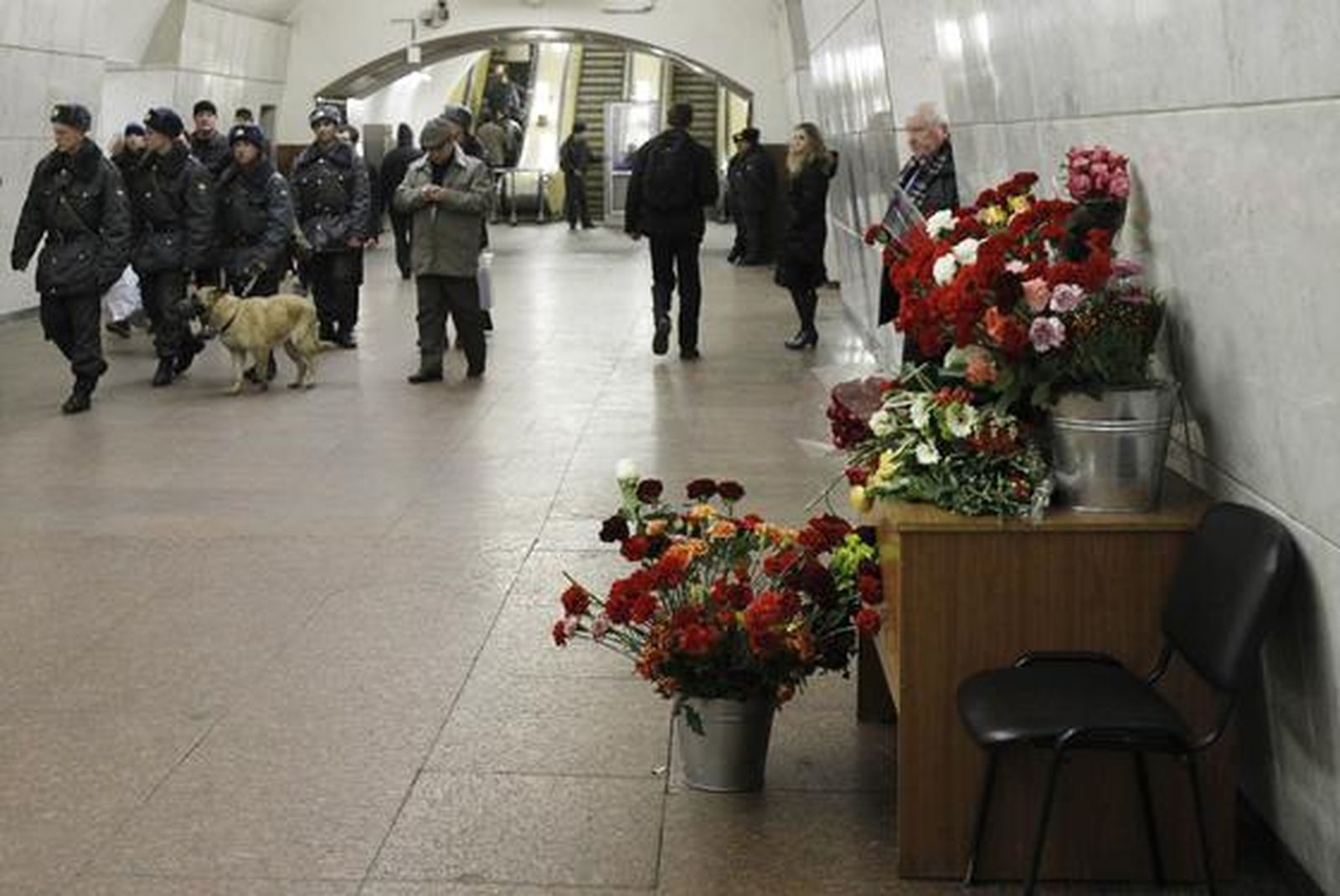 Flores en el metro para recordar a los fallecidos. / Reuters