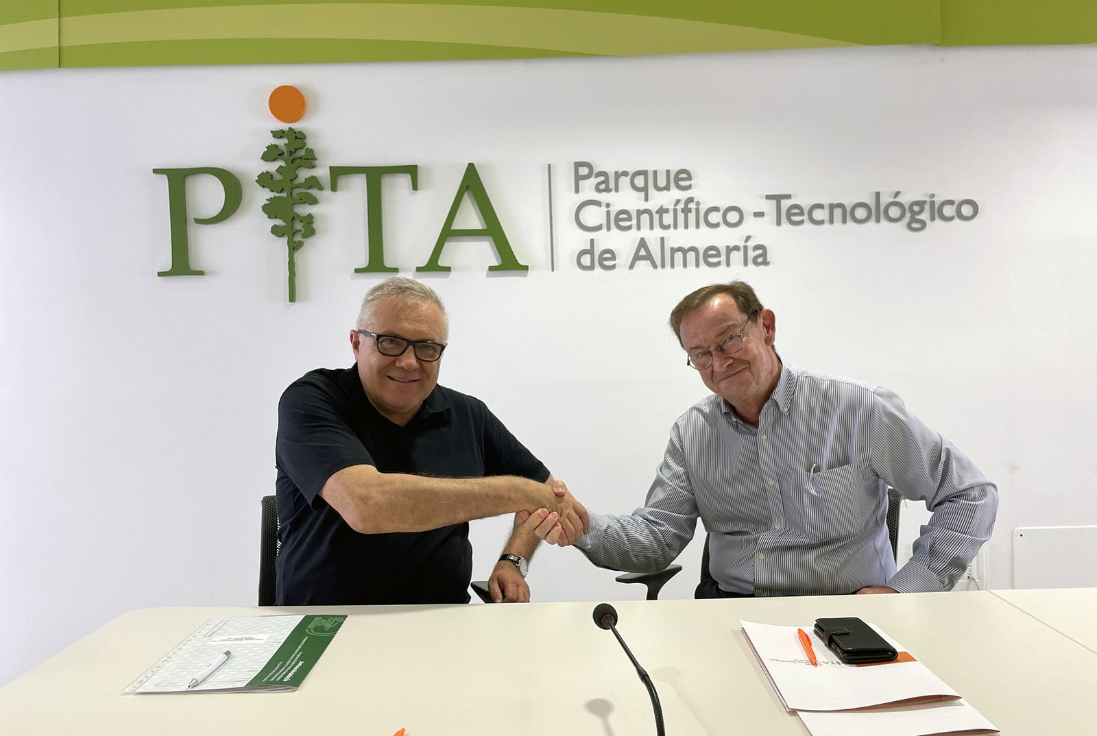 Momento de la firma del acuerdo entre IMDEA Nanociencia y PITA.
