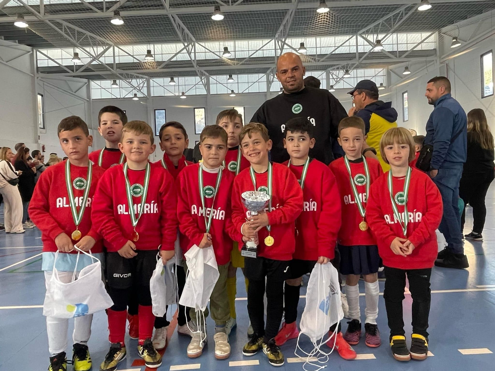 La selección almeriense prebenjamín posa con el título de subcampeón de Andalucía.