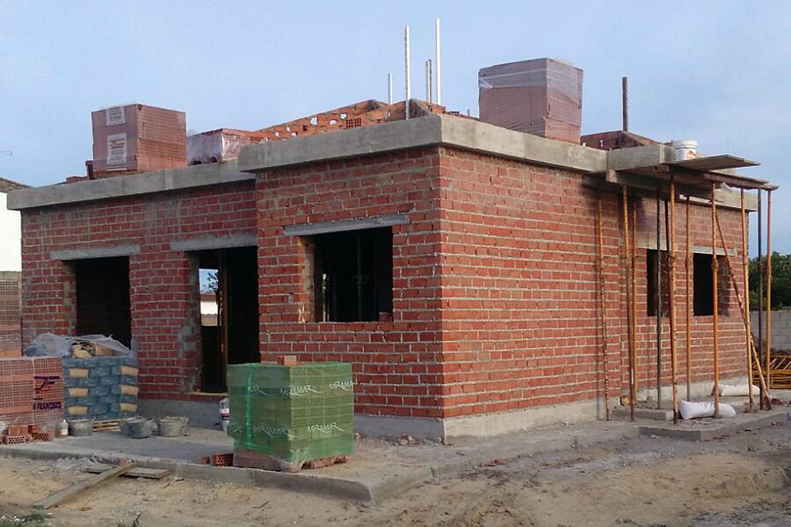 Inmueble a medio construir sin reguralizar en el extrarradio, donde se cayó un trabajador desde el tejado.
