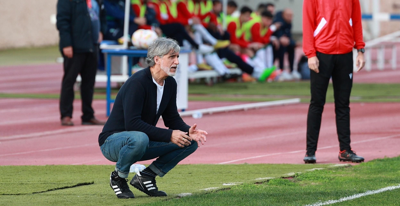 Pablo Alfaro sigue agachado el partido entre el San Fernando y el Córdoba CF de la primera vuelta.