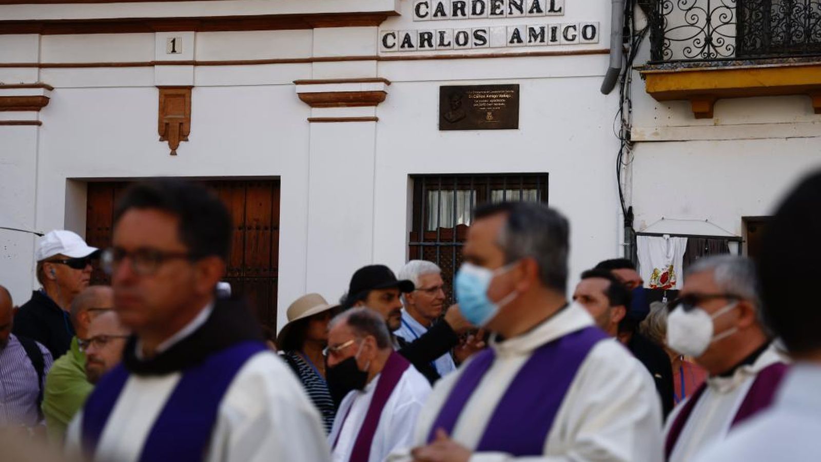 El cortejo fúnebre pasa por la calle dedicada al cardenal.