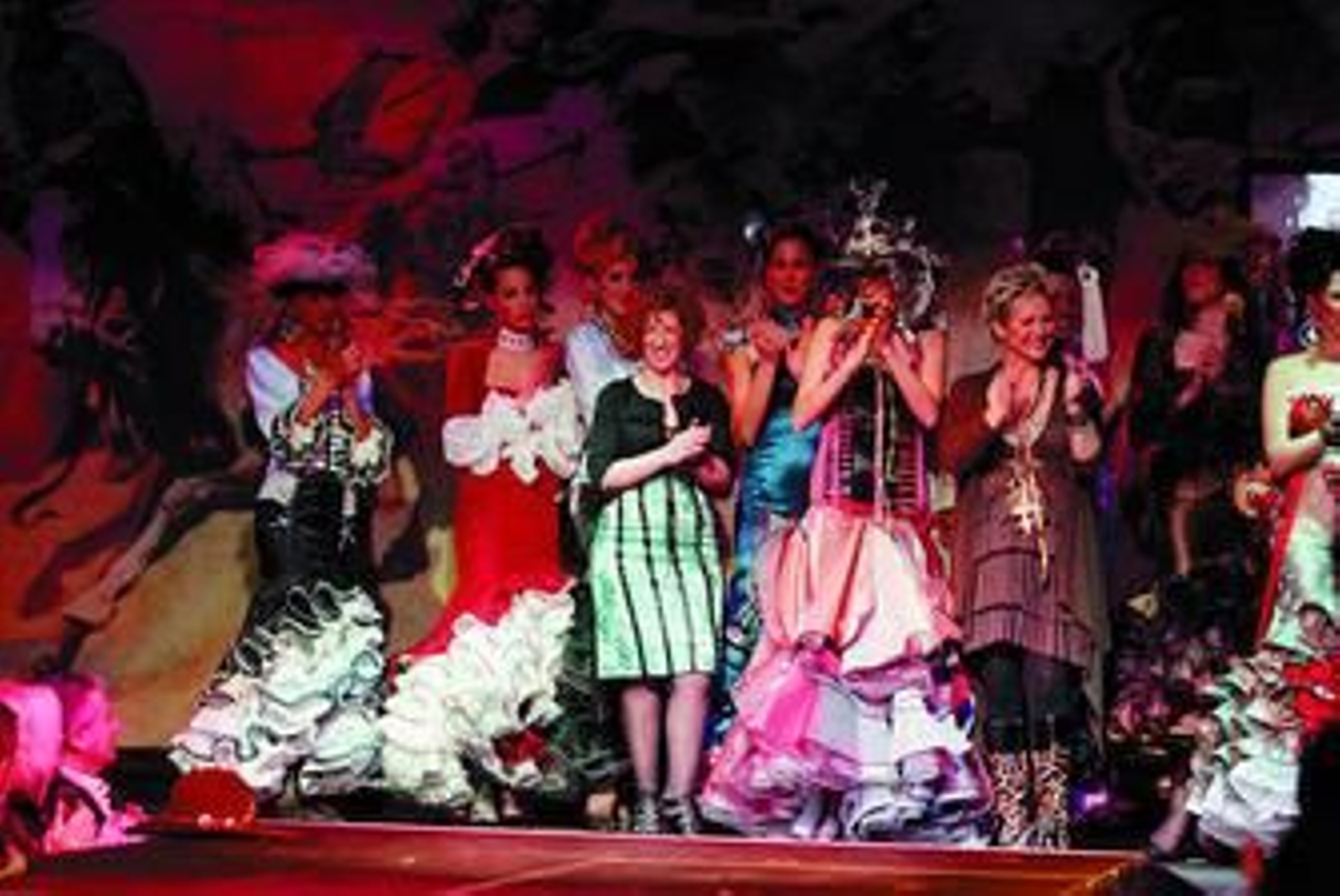 Zahínos y Solá junto con las modelos de Navarro Pasarela.