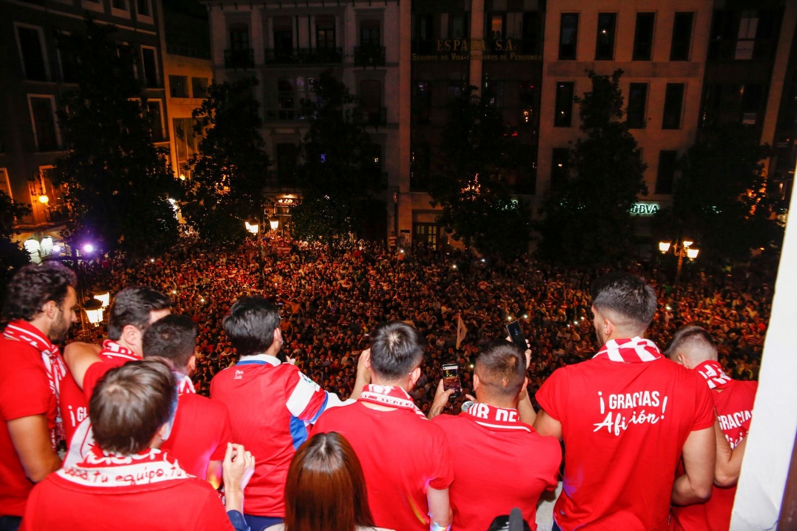 Los jugadores saludan desde el balcón del Ayuntamiento de Granada.