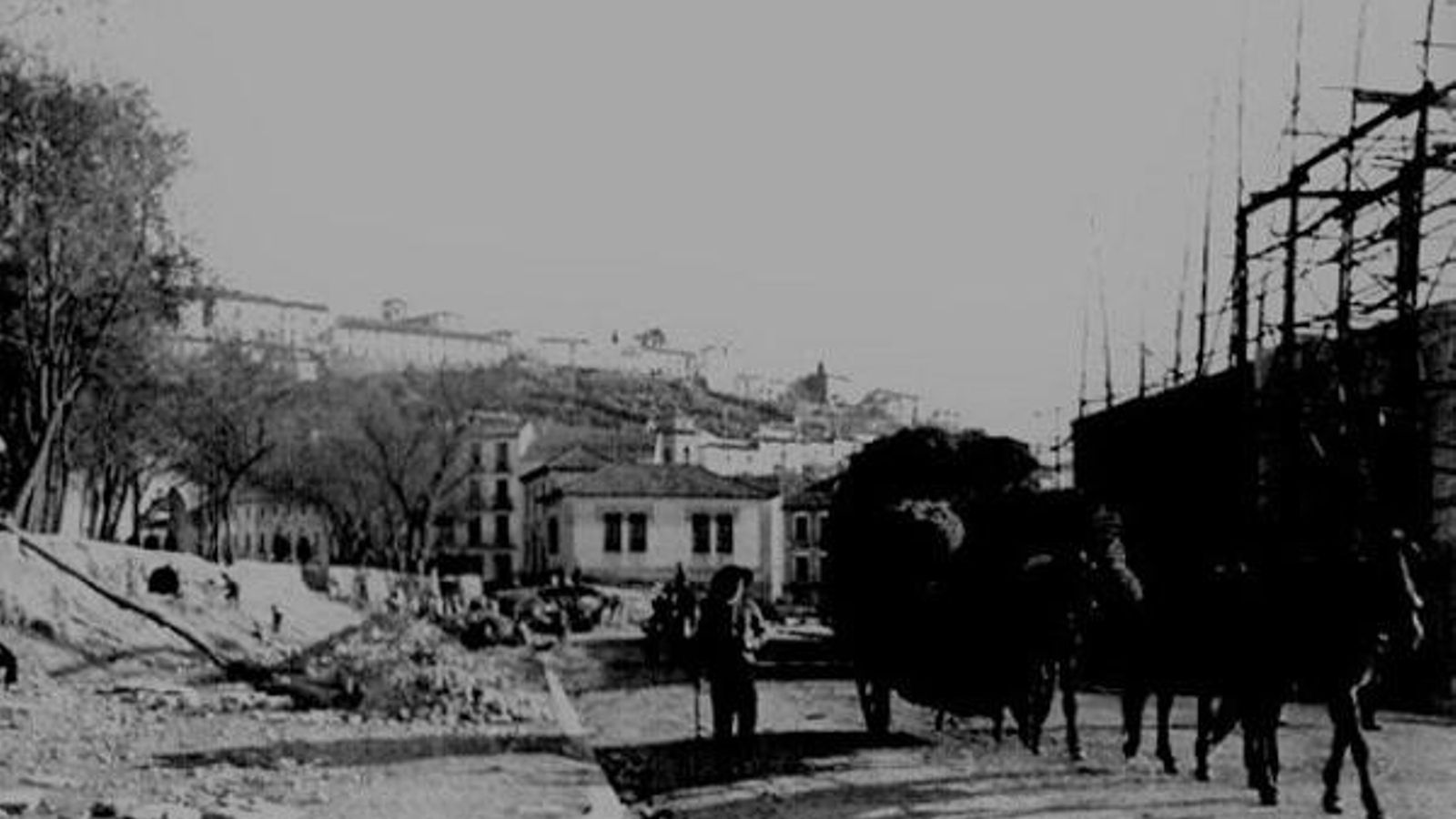 Año 1910. Obras del edificio del Instituto Padre Suárez al comienzo de la Gran Vía. Al fondo, aún no se ha construido el Americano, nombre popular por el que se conoce a este edificio y que debido al apodo de Juan Giménez Guerrero, que se había enriquecido en América y que compró el solar para la construcción de este inmueble