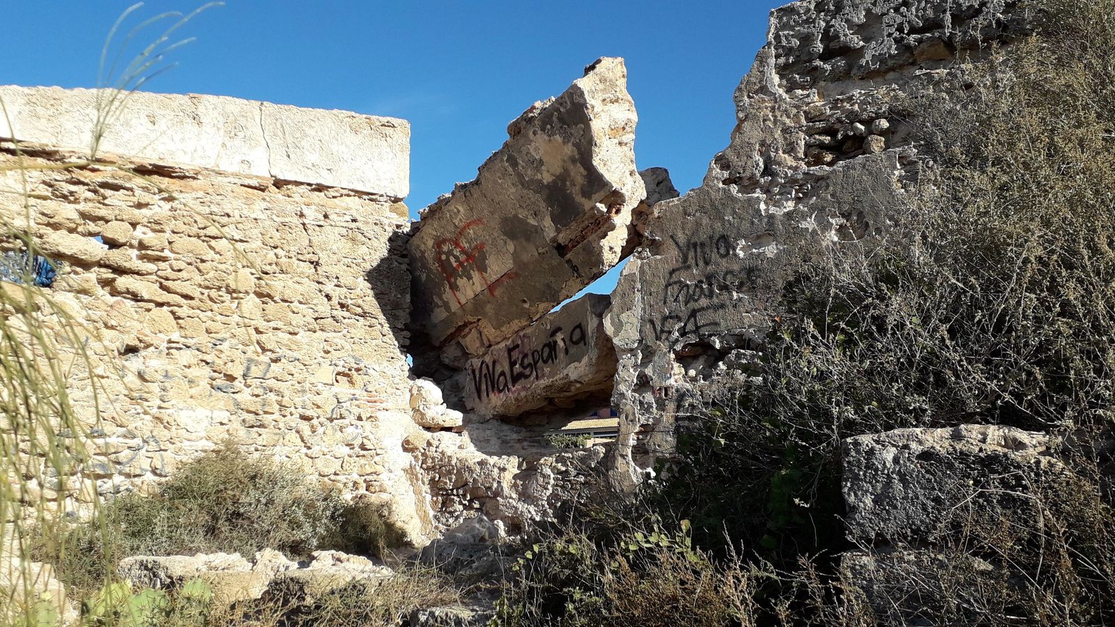 Parte de la antigua fortificación, semiderruida. El proyecto realizado por Costas está de momento parado.
