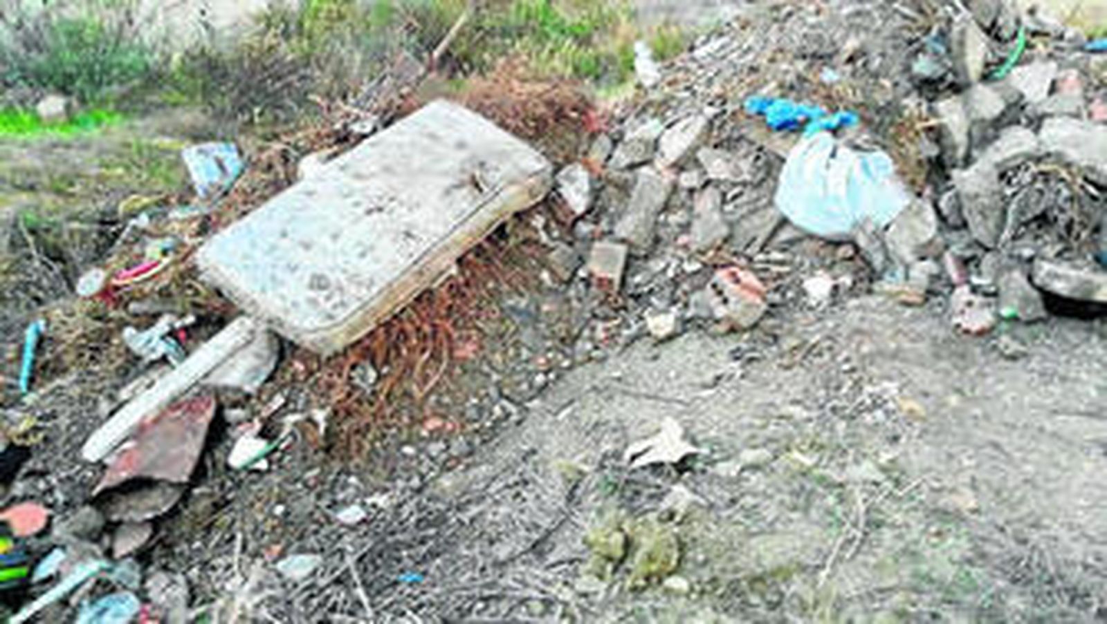 Imagen de la escombrera denunciada por el PA.