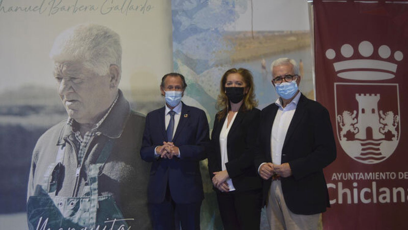 El alcalde de Chiclana José María Román con Juani Barberá y Manuel Jiménez Barrios.