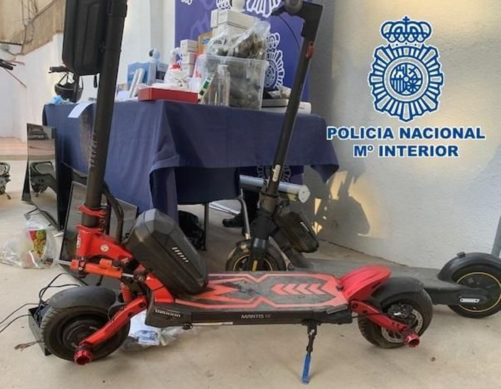 Patinetes eléctricos usados por el detenido para vender drogas.