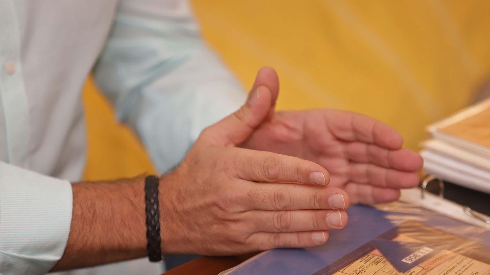 Detalle de las manos de Escuadra