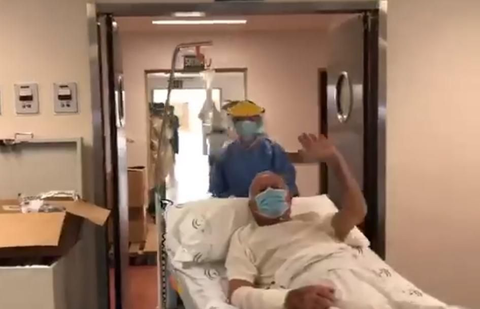 Primer paciente que sale de la UCI en el Hospital de la Inmaculada de Huércal-Overa.