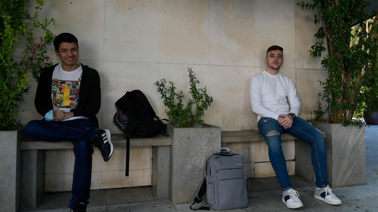 Los dos estudiantes, junto a la entrada de Ciencias. Los dos estudiantes, junto a la entrada de Ciencias.