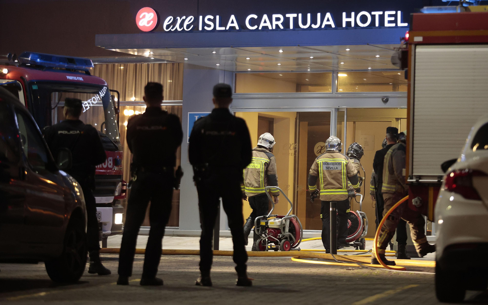 Las imágenes del incendio en el Hotel Isla de la Cartuja