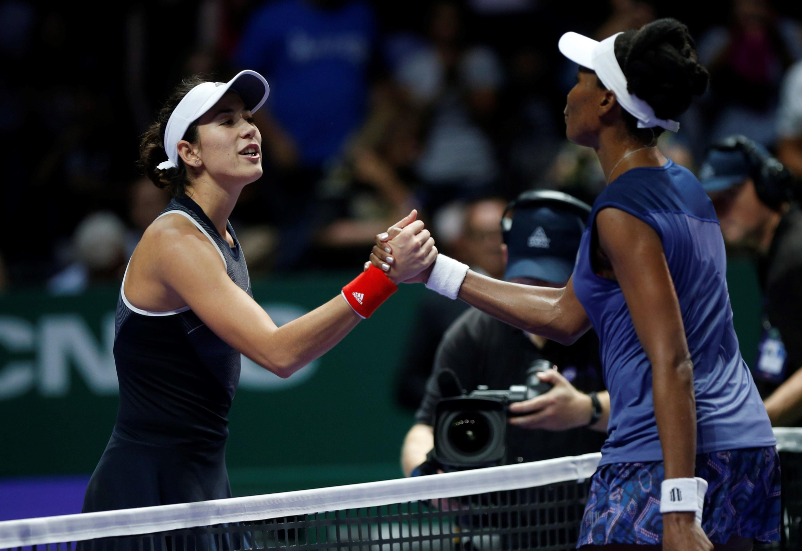 Garbiñe Muguruza felicita a Venus Williams tras su victoria.