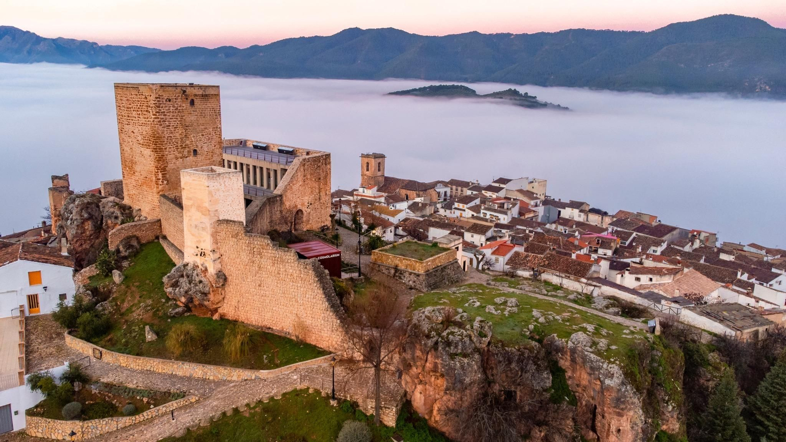 El centro Cosmolarium se ubica dentro del Castillo de Hornos de Segura. El centro Cosmolarium se ubica dentro del Castillo de Hornos de Segura.