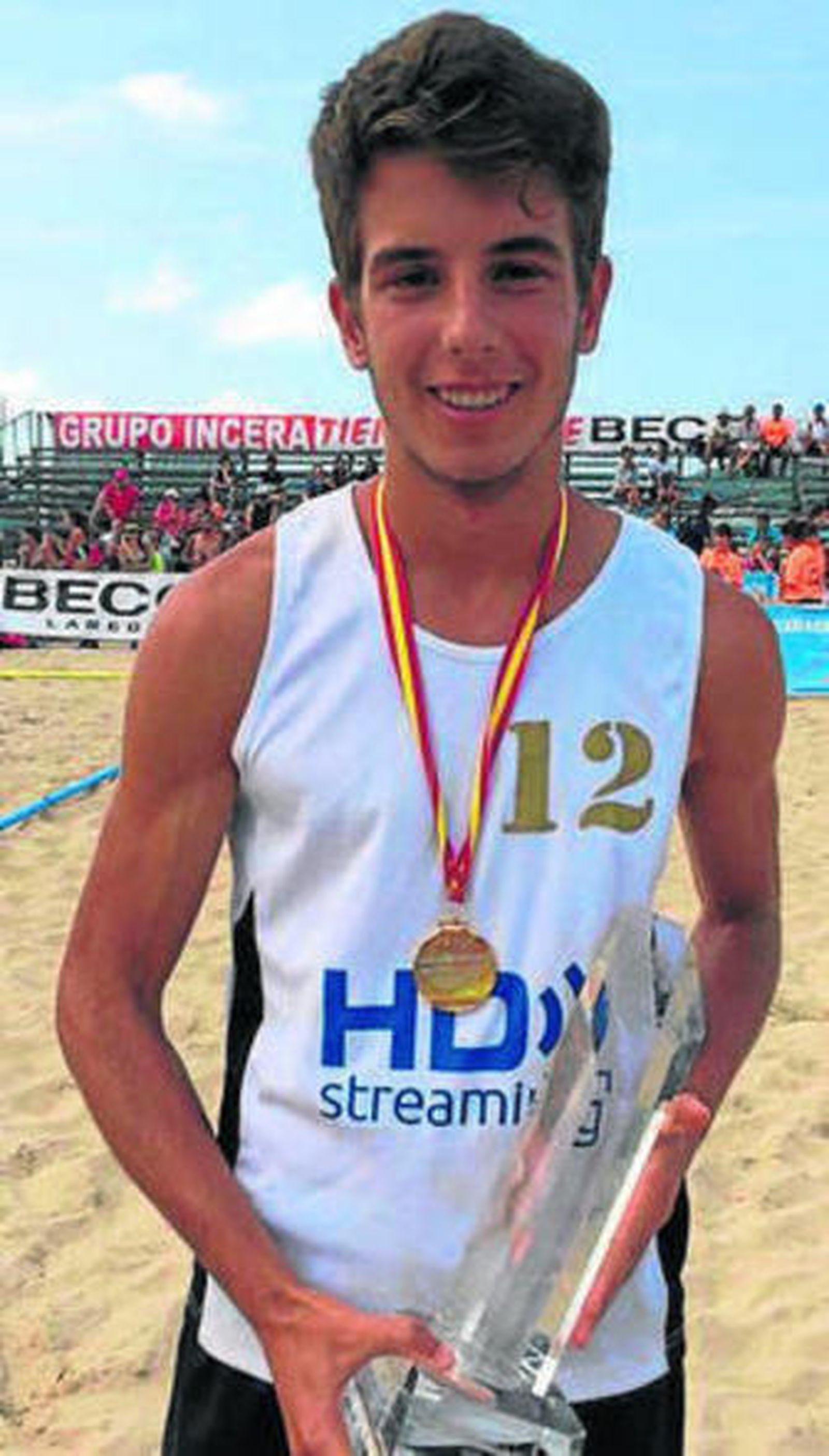 Antonio González y Andrea Sánchez, con sus medallas y trofeos.