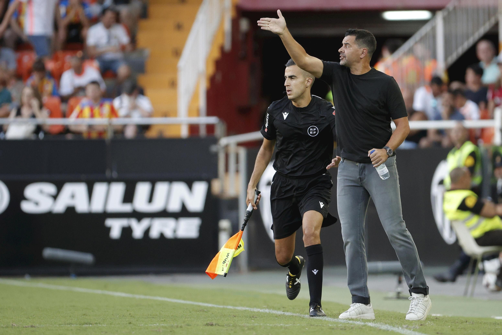 Míchel, durante el partido reciente del Girona en Mestalla.