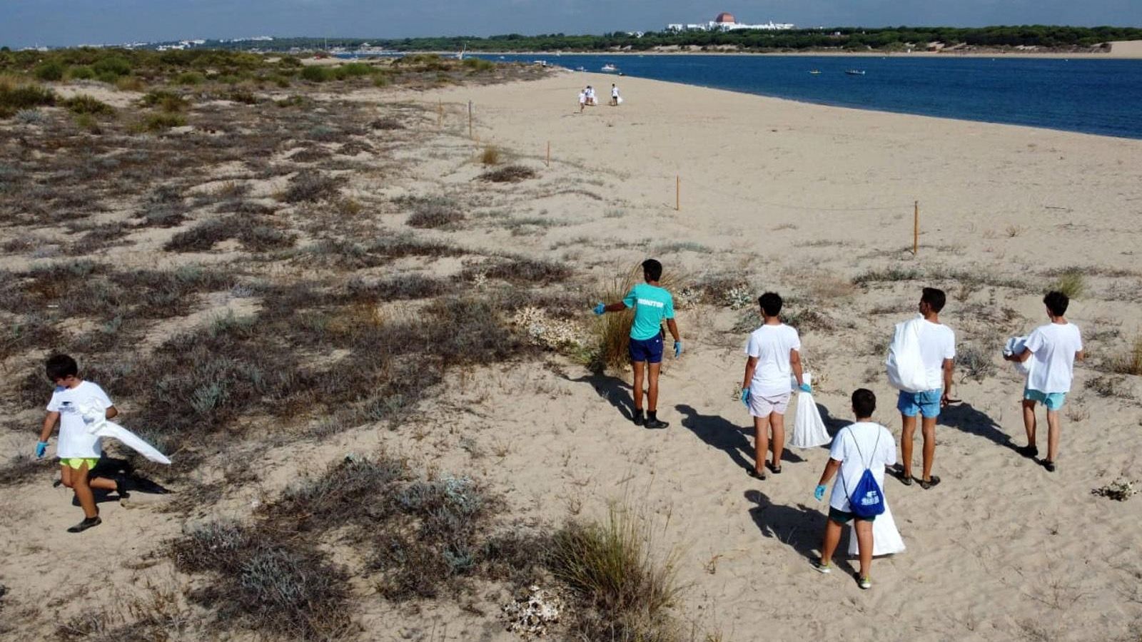 Un momento de las labores de limpieza