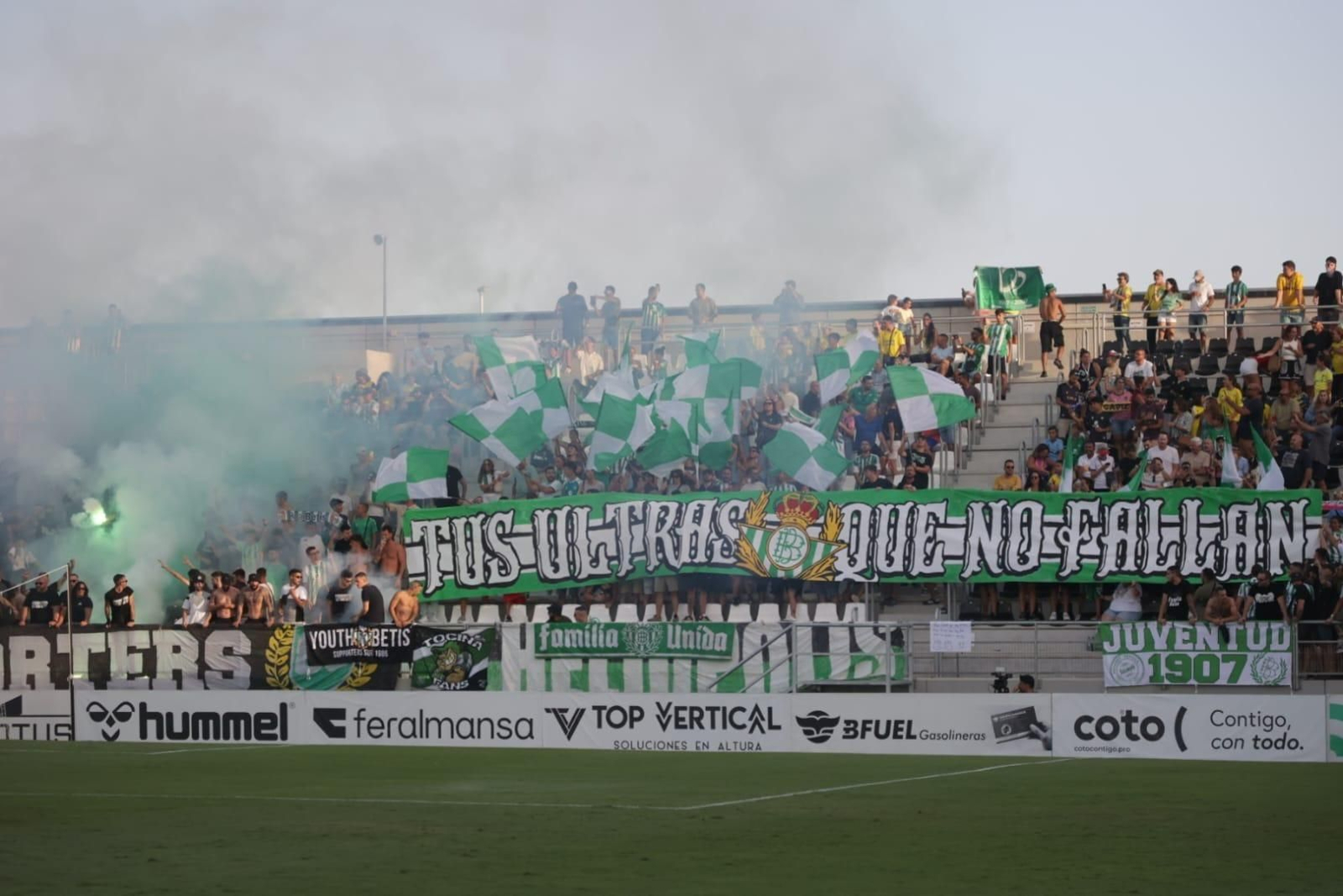 Las imágenes del Cádiz- Betis en el Ciudad de La Línea
