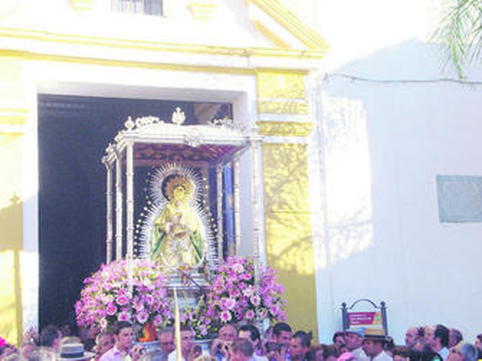 La Virgen de Cuatrovitas sale de la parroquia de San Martín de Tours.