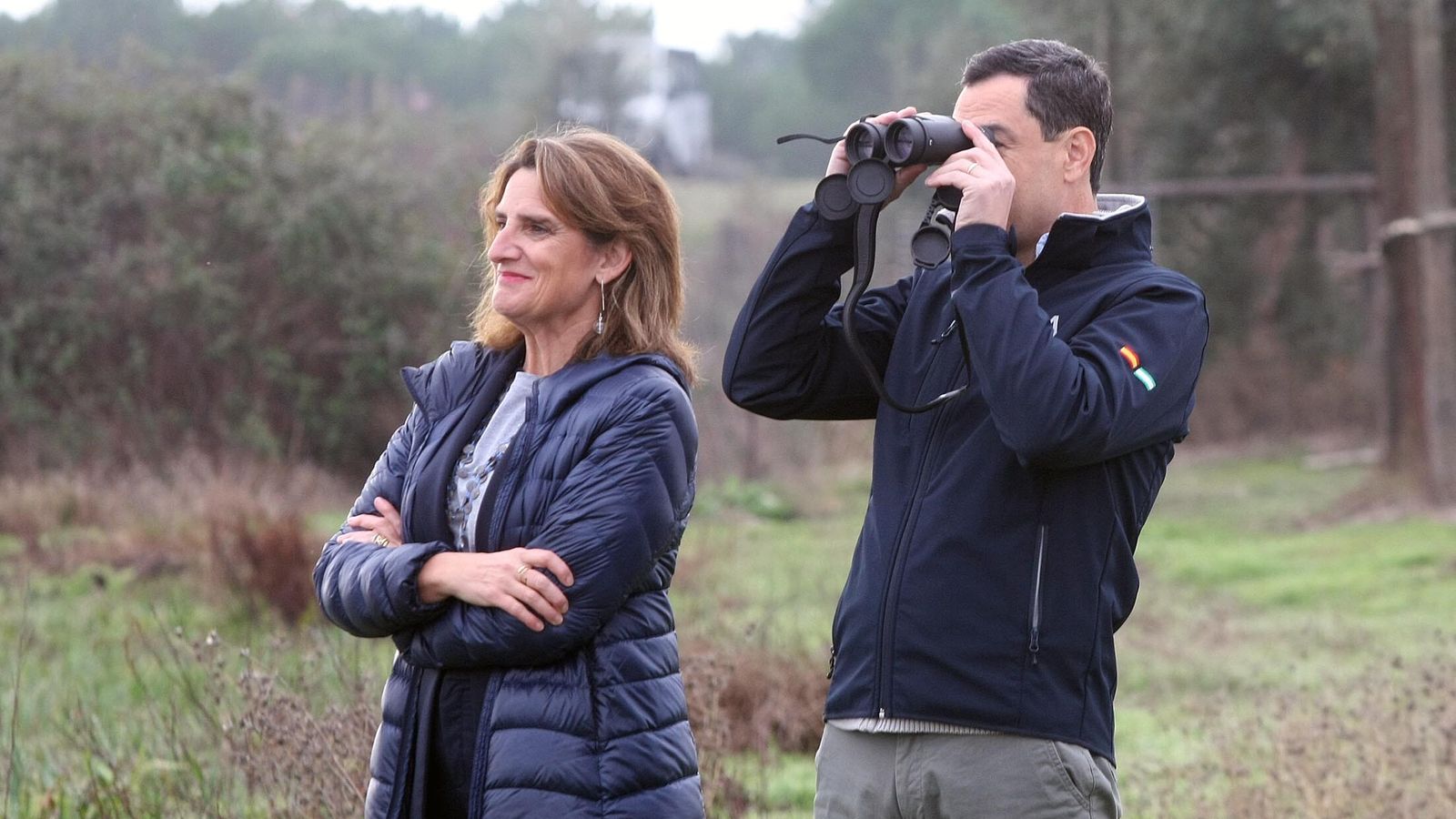 Teresa Ribera y Juanma Moreno con prismáticos.