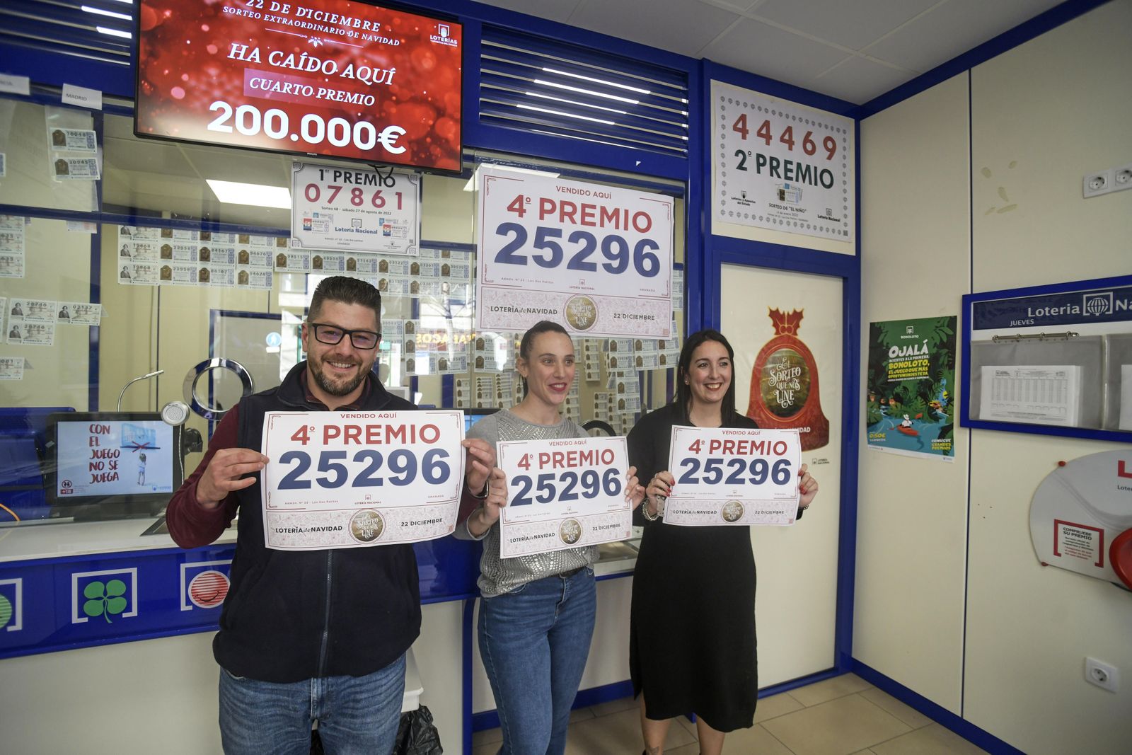 La celebración del Cuarto premio de la Lotería de Navidad en la Gran Vía de Granada, en imágenes