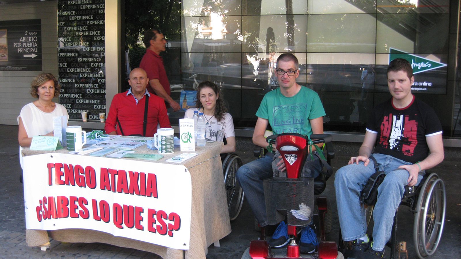 Desde la Asociación Sevillana de Ataxias y la Federación Andaluza de Ataxias, se realizan actos durante todo el año para concienciar a la sociedad y visibilizar esta enfermedad.