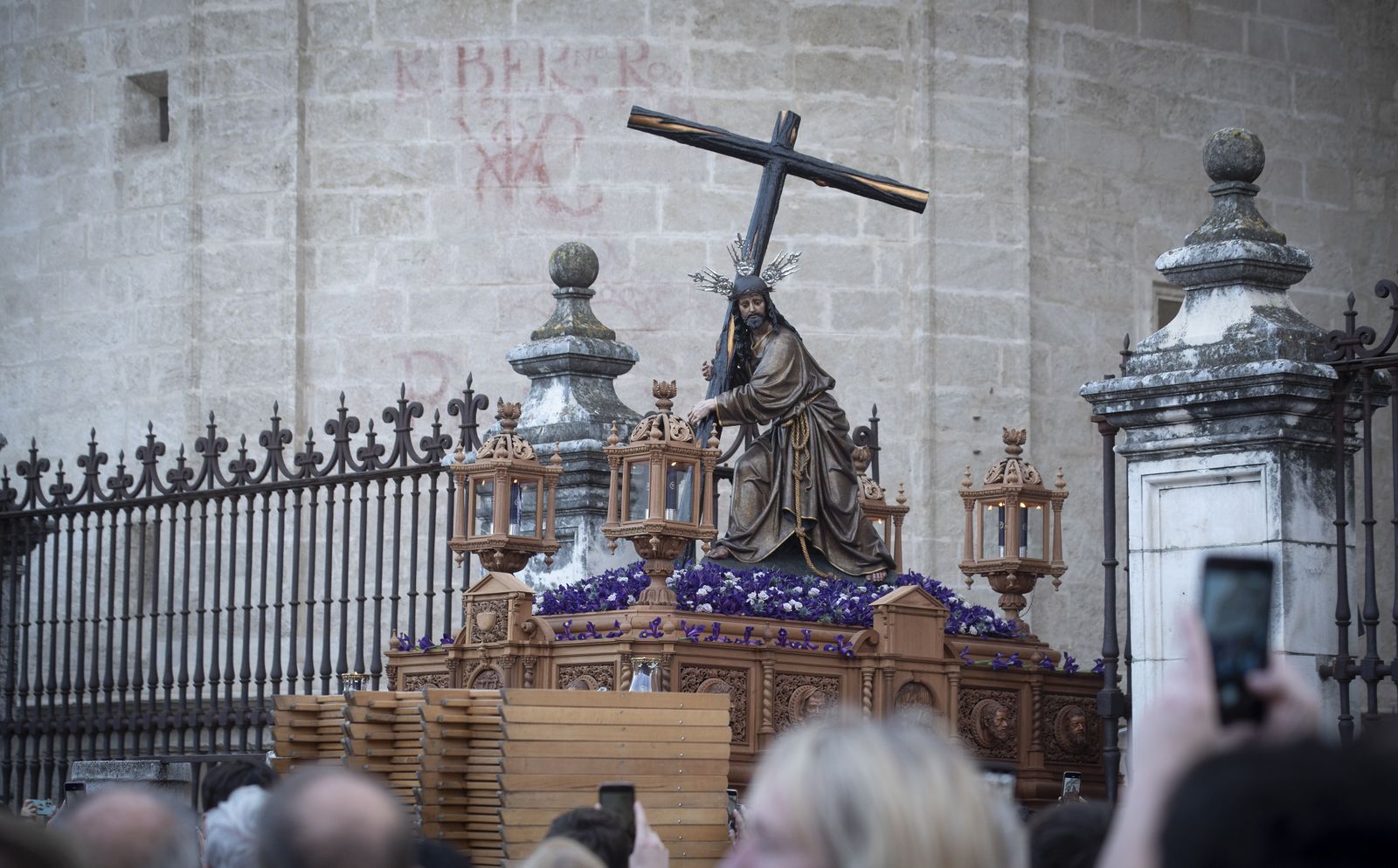 La procesión del Cristo de la Corona, en imágenes