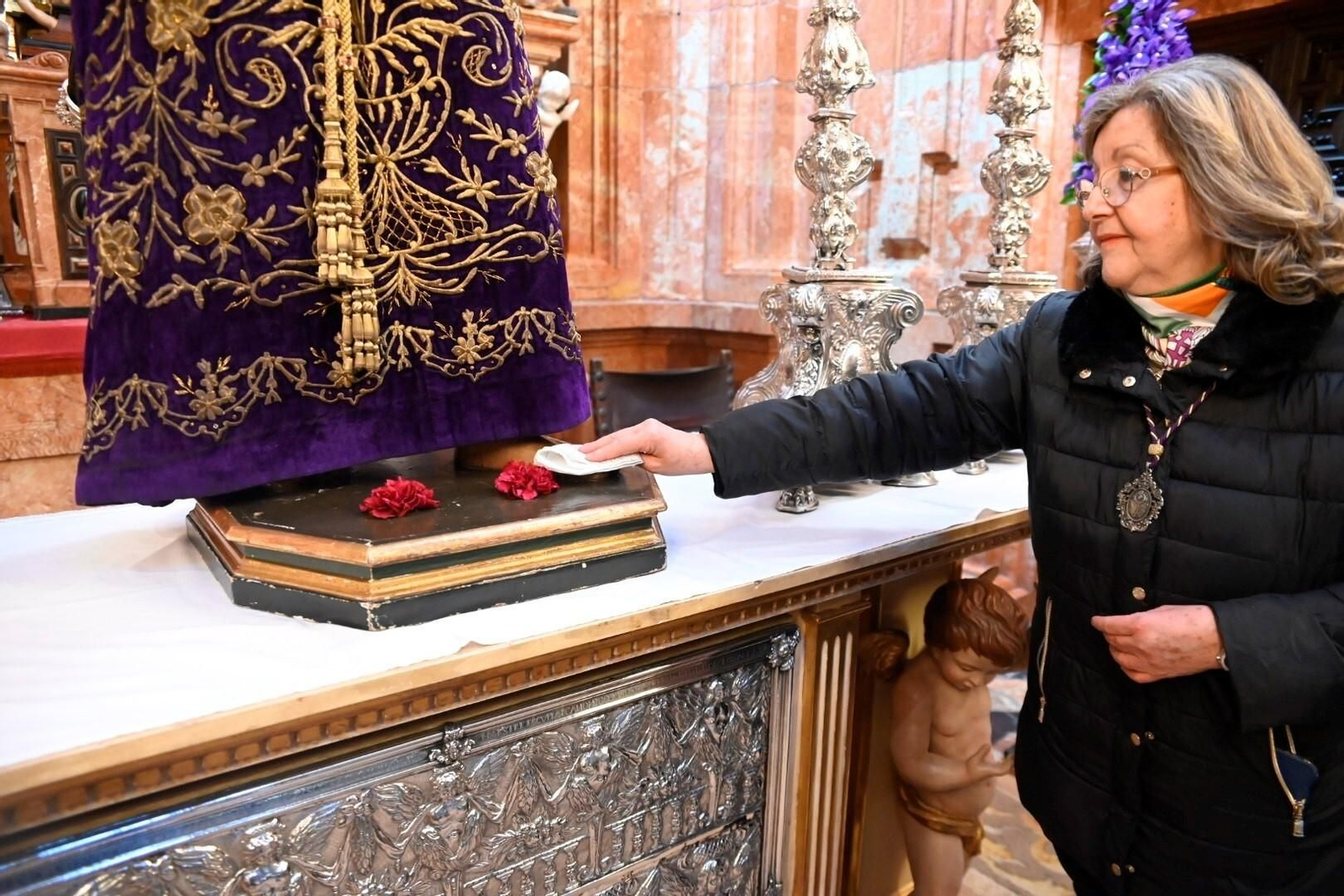 El besapiés del Señor del Calvario en la Mezquita-Catedral de Córdoba, en imágenes