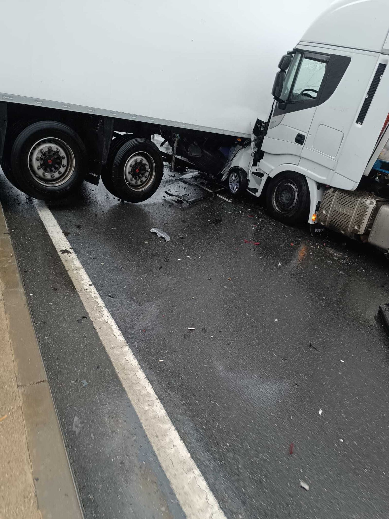 Accidente entre un camión y un turismo en la carretera de la Esclusa