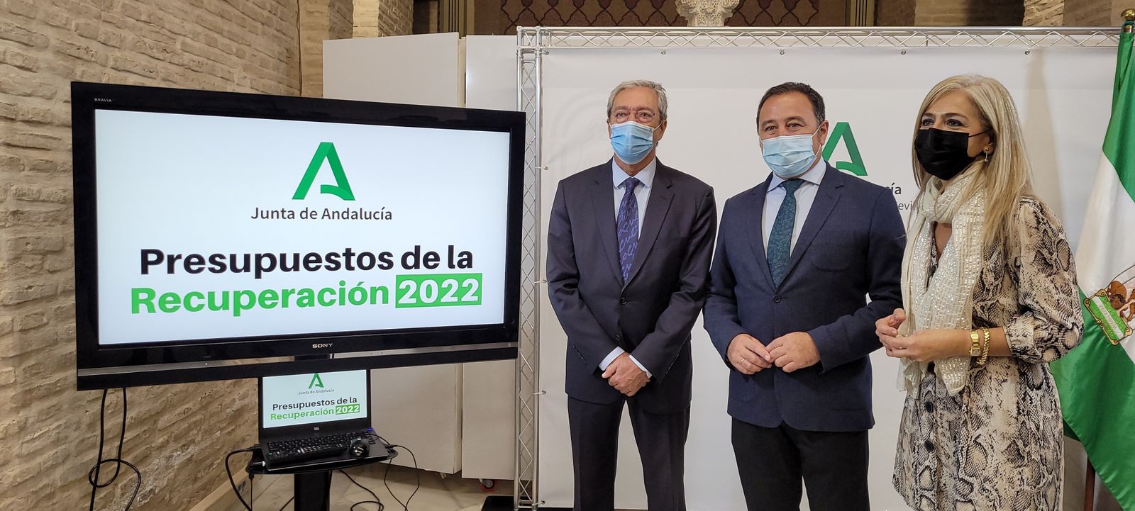 El consejero de Transformación Económica, Industria, Conocimiento y Universidades, Rogelio Velasco, la consejera de Cultura y Patrimonio Histórico, Patricia del Pozo, acompañados por el delegado del Gobierno de la Junta en Sevilla, Ricardo Sánchez (centro).