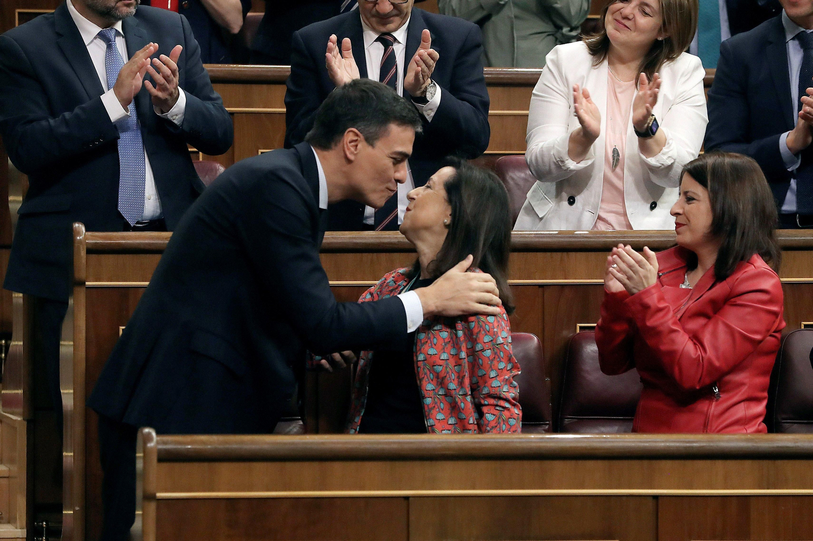 Pedro Sánchez saluda a Margarita Robles.