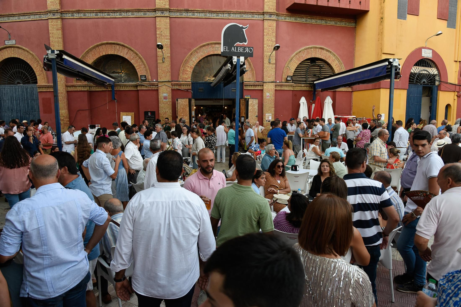 Colombinas 2022: Imágenes del ambiente en la plaza de toros en la novillada del martes