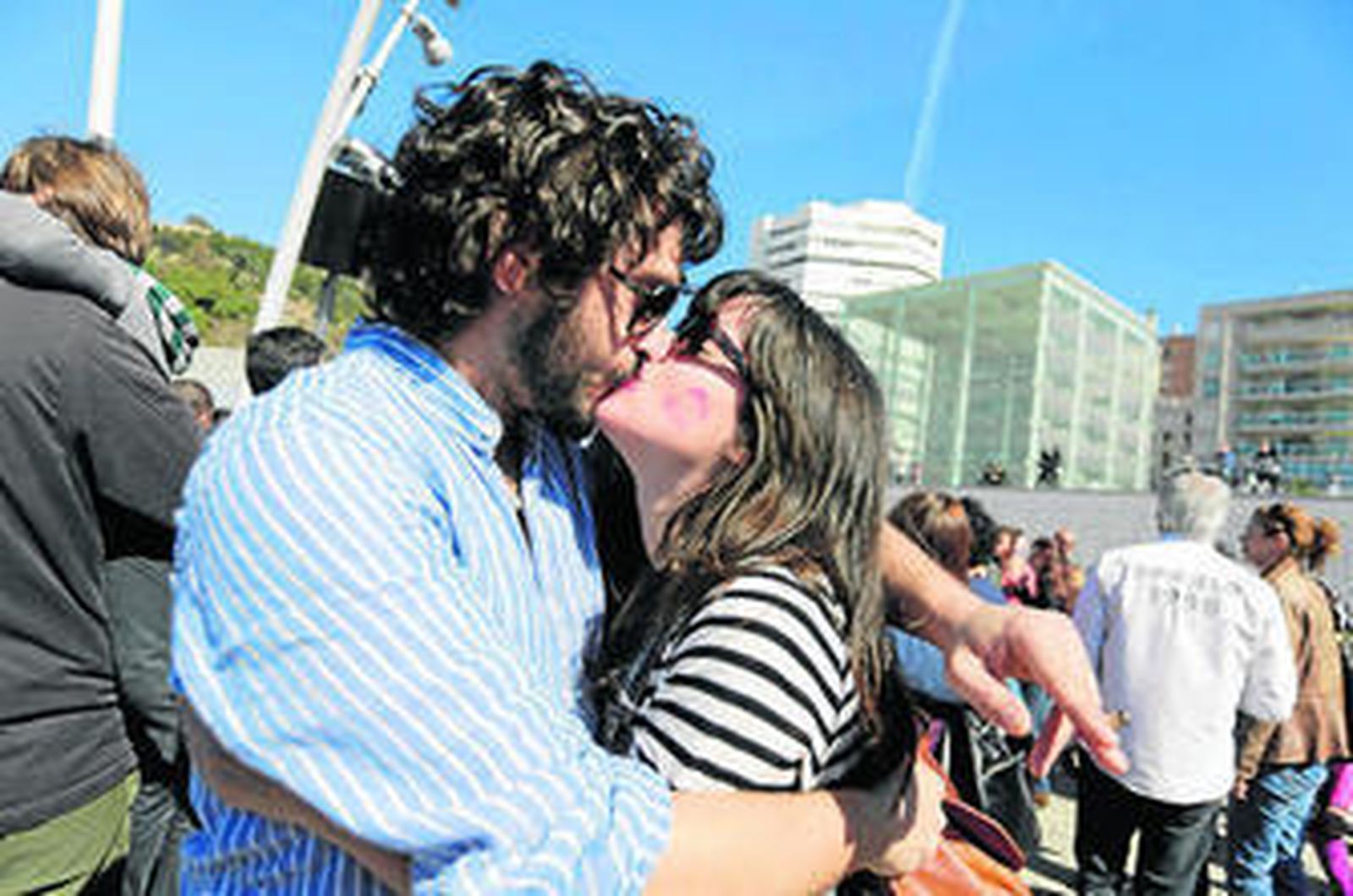 Una pareja se demuestra su amor en el acto solidario convocado ayer en el Muelle Uno por Justalegría.