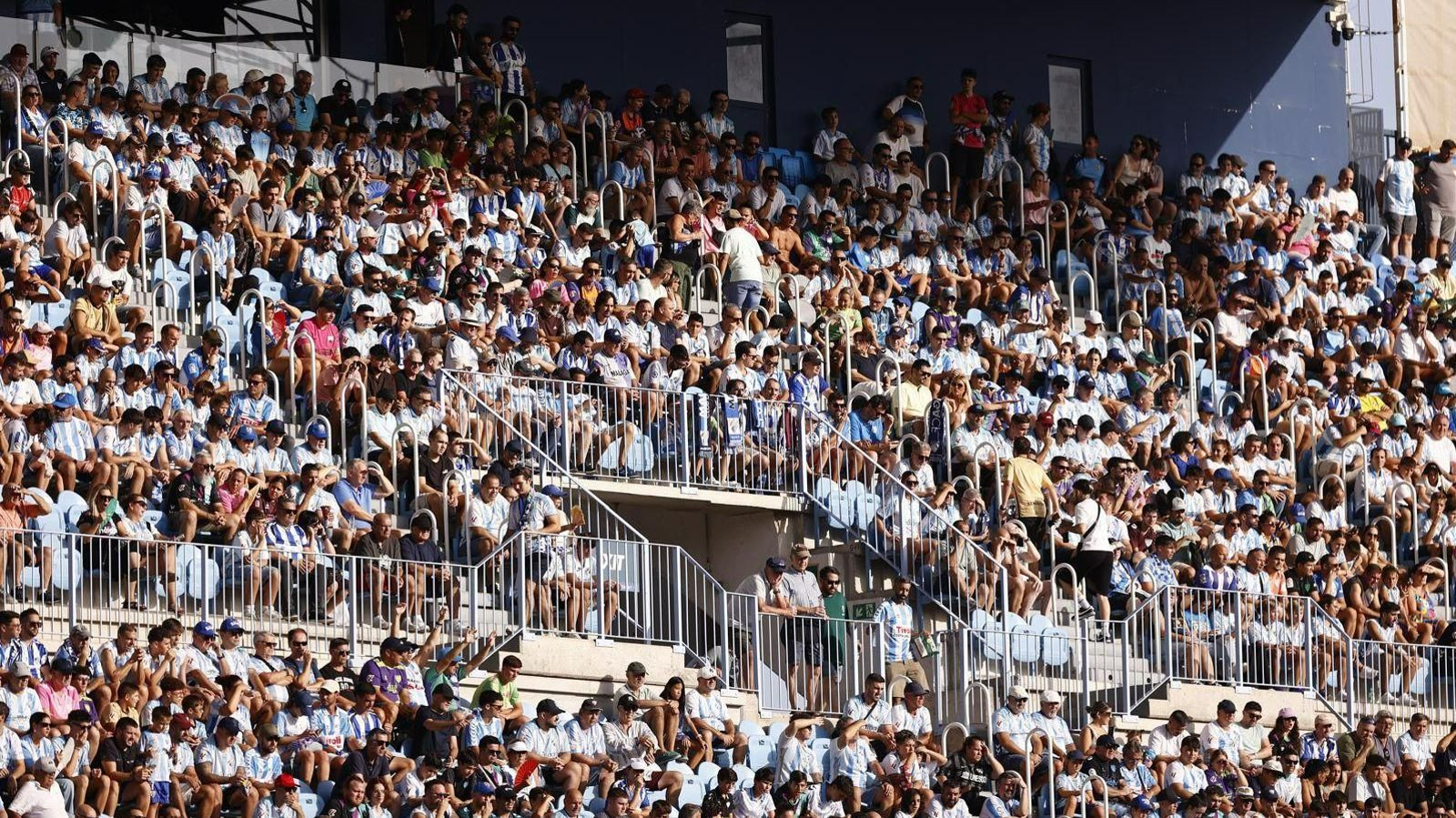 Búscate en las gradas de La Rosaleda durante el Málaga-Cádiz