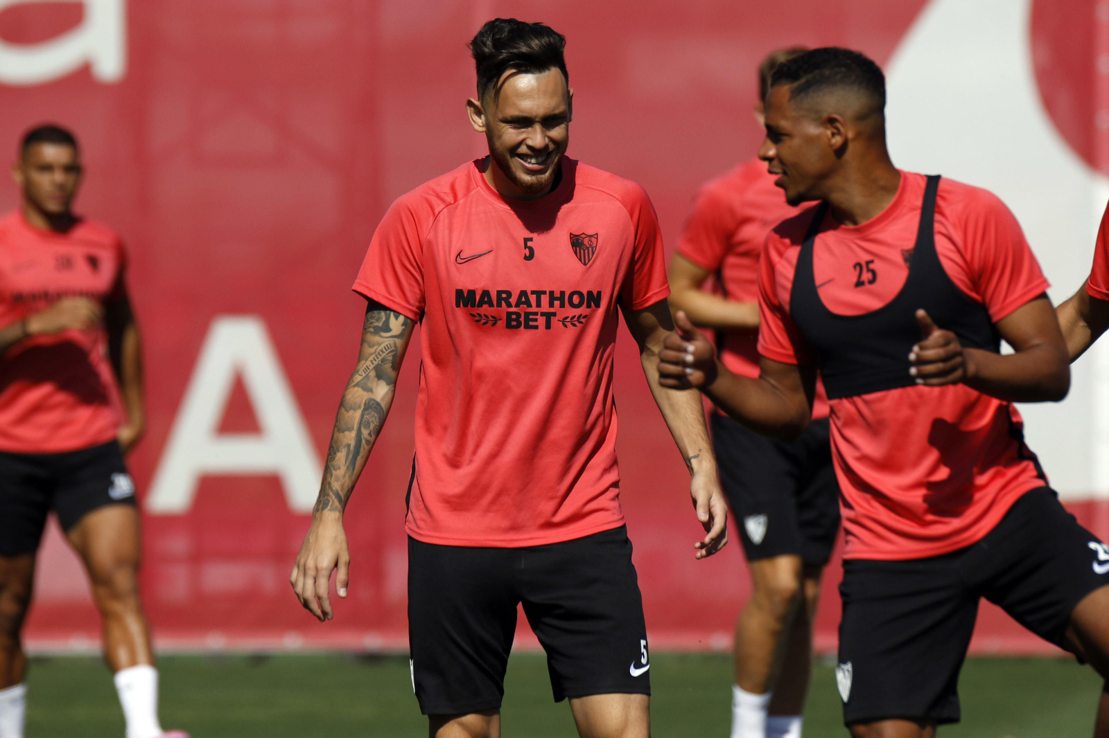 Ocampos y Fernando, que se perderá el cierre ante el Valencia, bromean.