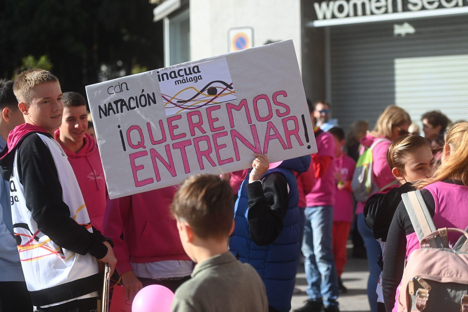 Las fotos de la manifestación del Club de Natación Inacua
