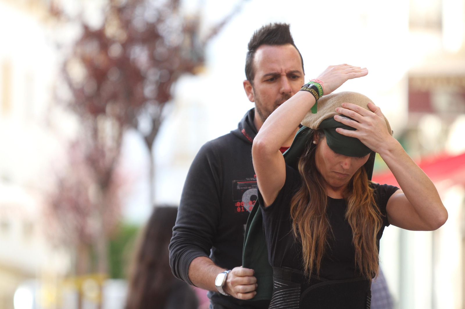 El ensayo de la cuadrilla de mujeres de la Hermandad del Santo Entierro, en imágenes