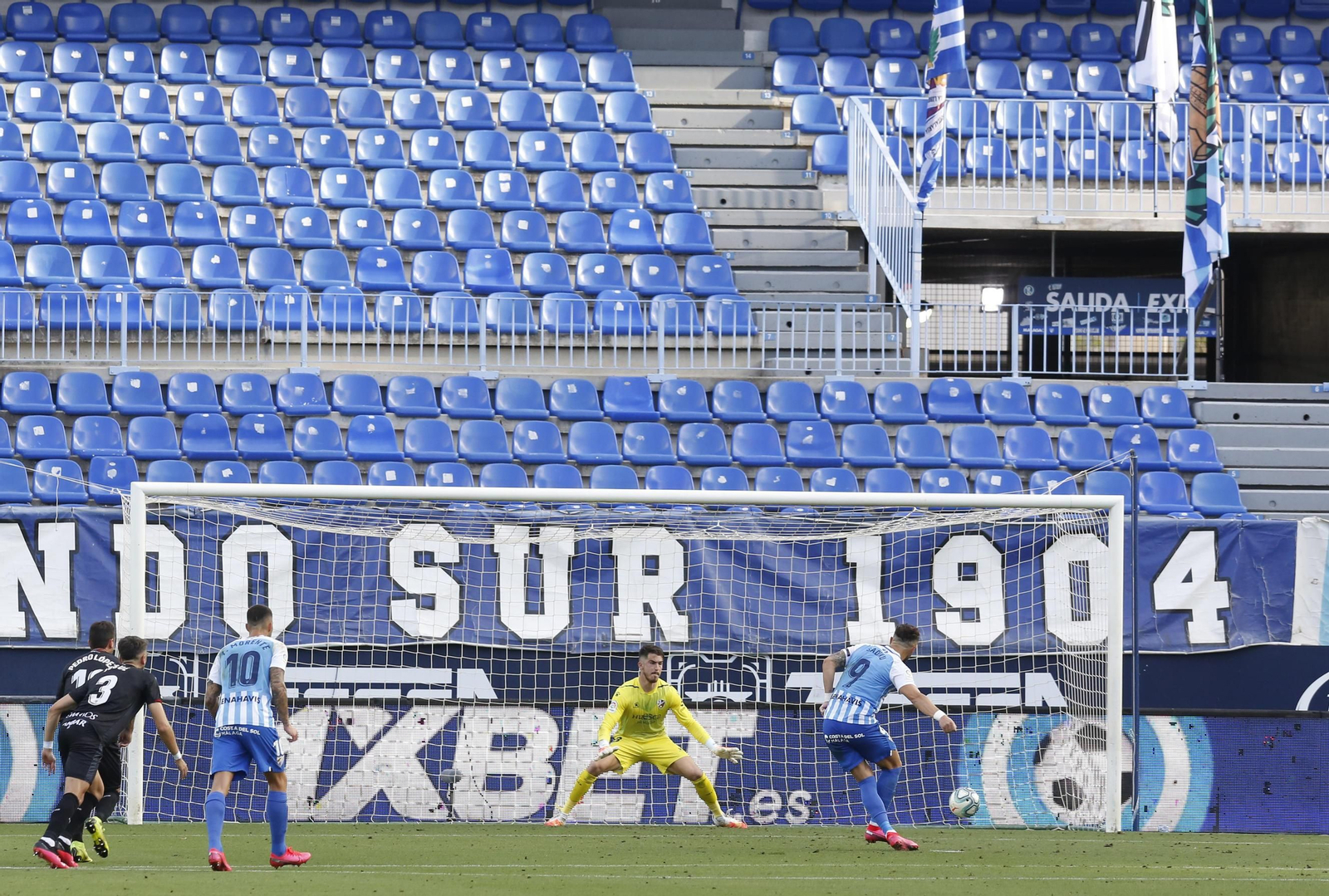 Sadiku lanza un penalti ante Rubén Yáñez.
