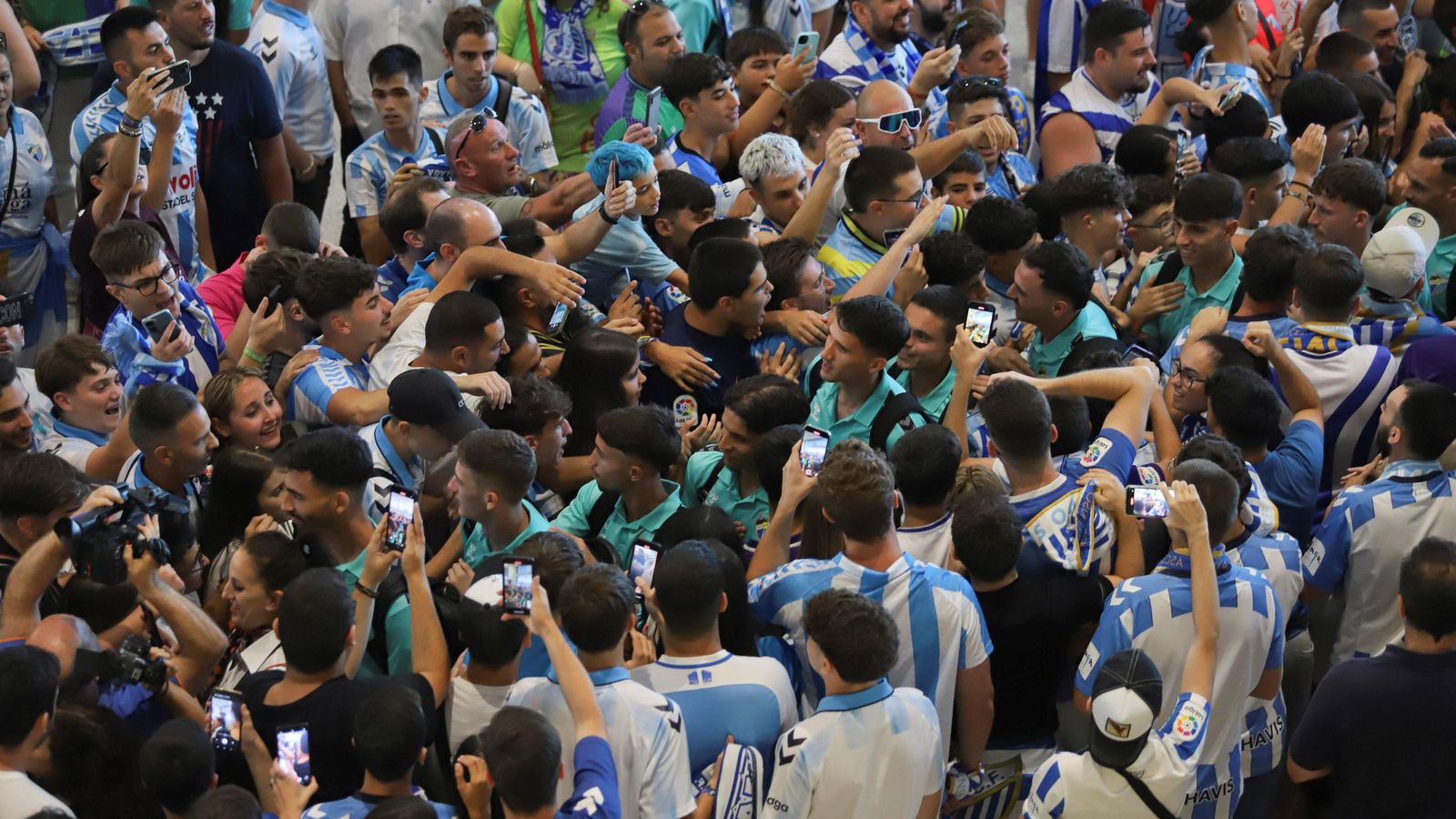Las fotos de la afición despidiendo al Málaga en el aeropuerto antes de ir a Tarragona